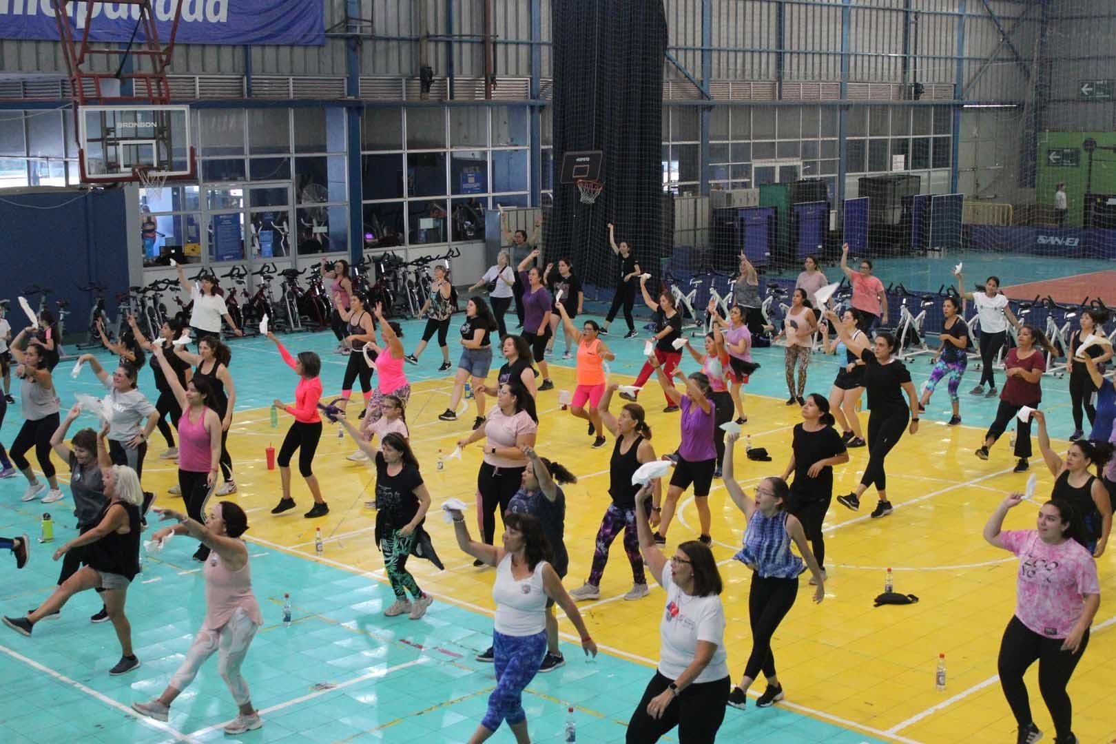 Clase masiva de zumba en el Polideportivo de Ñuñoa